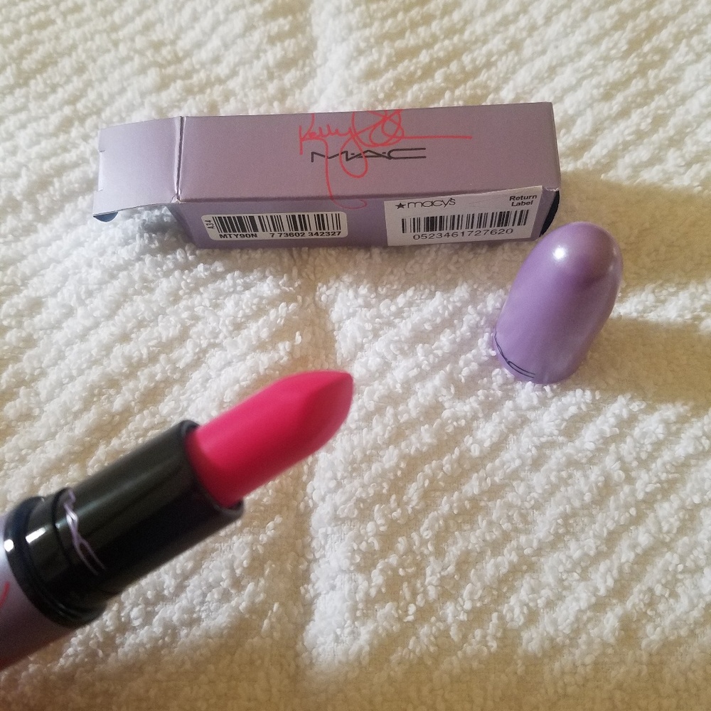 Mac KELLY YUM YUM LIPSTICK
Limited Edition